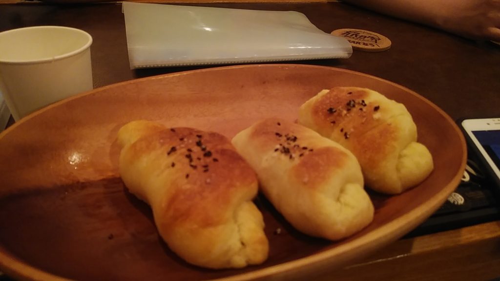 ほっしーのパン屋bar 名古屋栄の美味しい美味しい塩バターロールパン カレーパン 旅カフェ バー名古屋 夢port 栄で一人飲みできるバー 旅バーといったら女性ひとりでもこれて 友達ができるbar